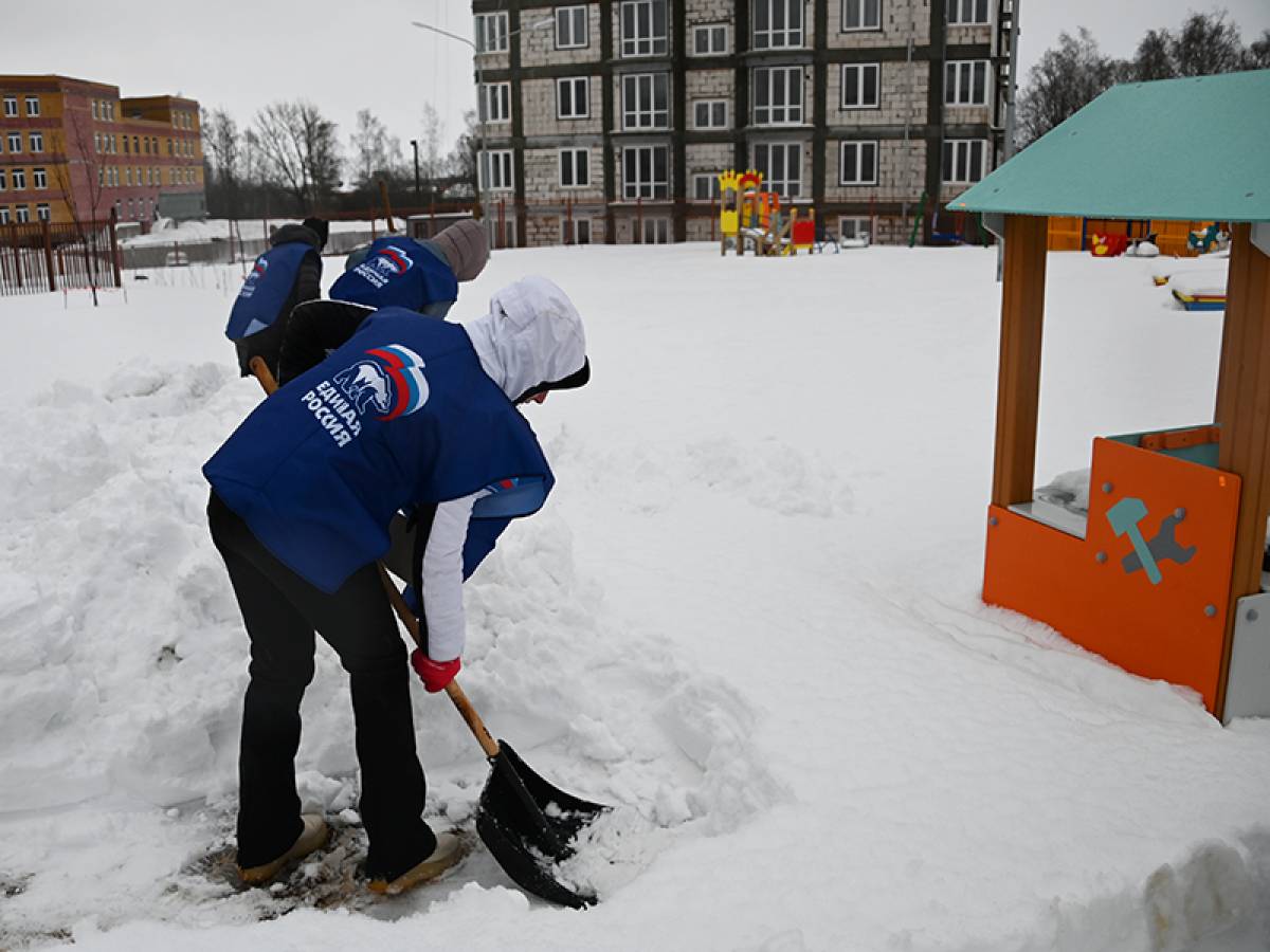 Единороссы расчистили от снега территории в Промышленном районе Смоленска