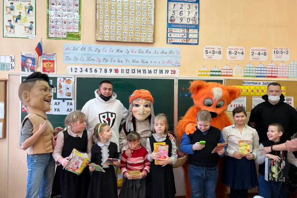 В Смоленской области «Галамартовские» коты поздравили детей из Починковской школы-интерната