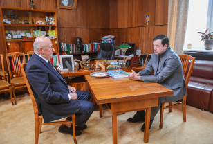 Губернатор Алексей Островский встретился и поговорил о вакцинации с академиком Александром Гинцбургом 
