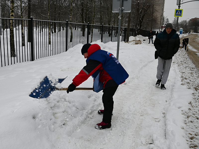 В Смоленске прошел очередной субботник по уборке снега