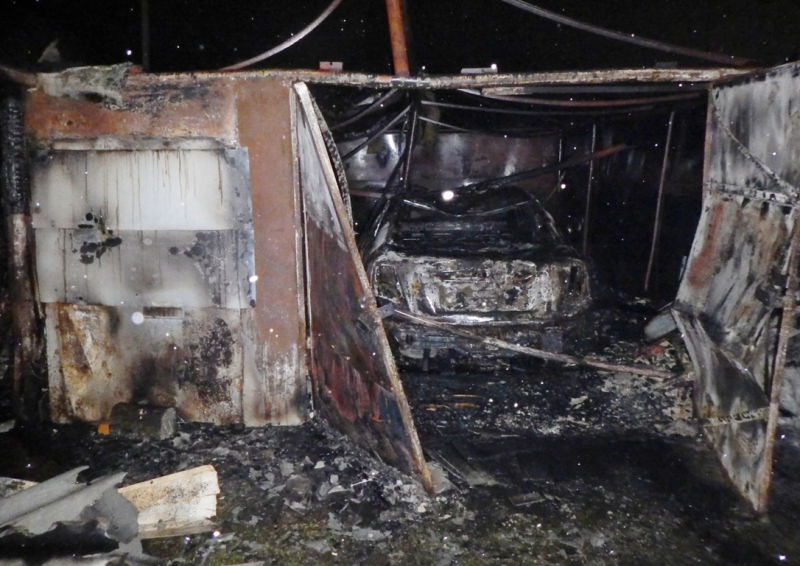 Смоленская полиция задержала парня, спалившего машину подруги и гараж её отца