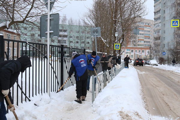 В Смоленске активисты очистили от снега детский сад «Одуванчик»