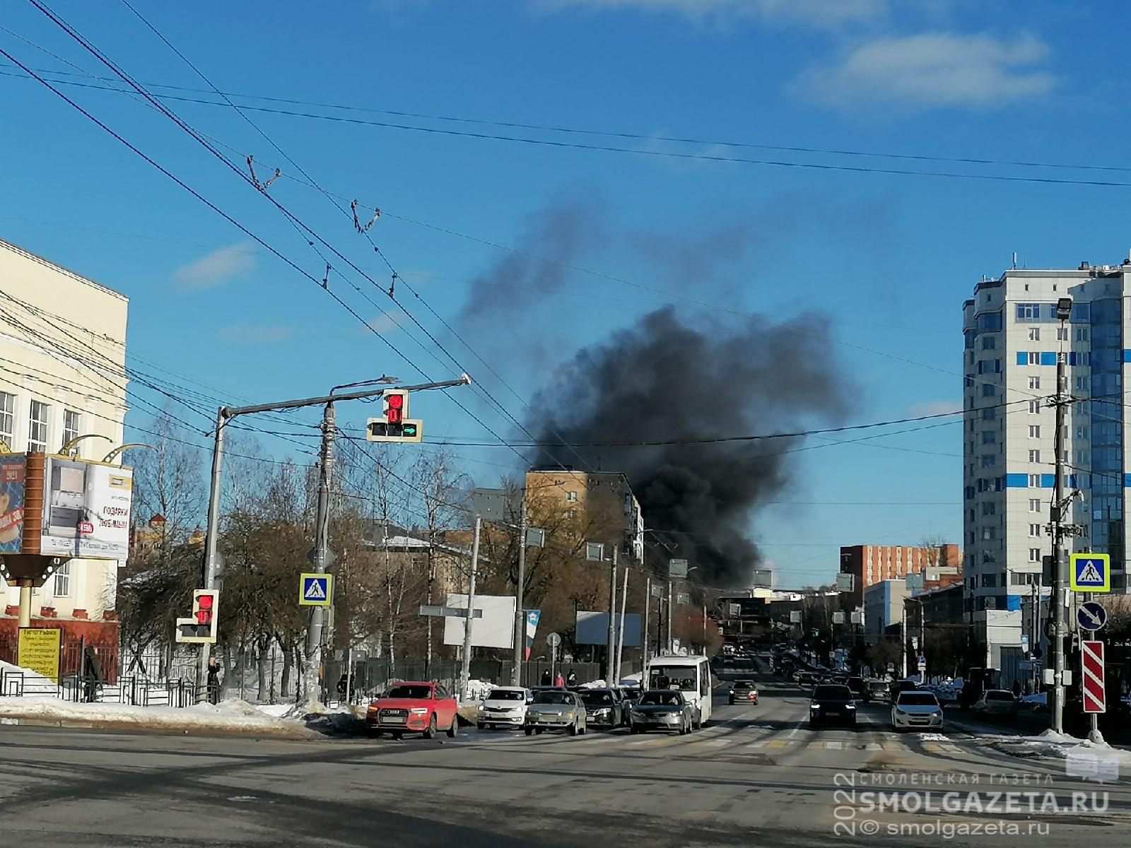 В Смоленске на улице Кирова загорелся троллейбус