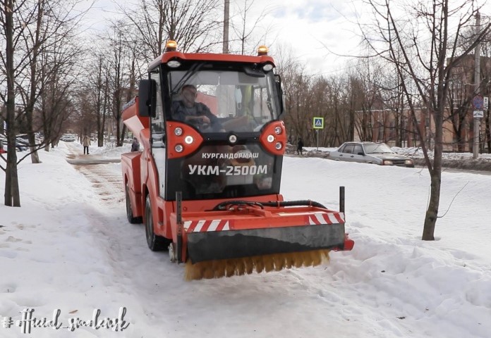 В Смоленске продолжают обработку тротуаров и пешеходных зон антигололедными материалами