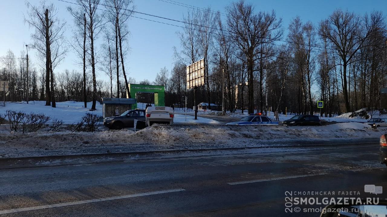 На проспекте Строителей в Смоленске опрокинулся автомобиль