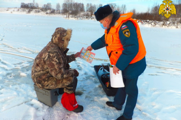 В Гагаринском районе рыбакам напомнили о безопасности на водоемах