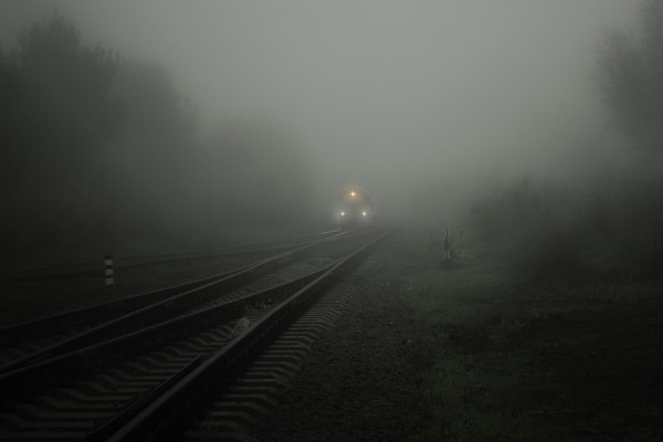 В соцсетях появились сообщения о наезде поезда на молодого человека в районе Гнездова