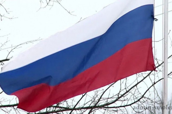 В Смоленске стартовала апробация инициативы начинать учебную неделю с подъема флага и исполнения гимна
