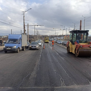 В Смоленске проводят ремонт участков проезжей части на Пятницком путепроводе