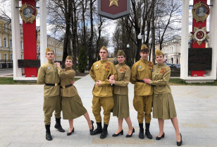 В Смоленске волонтеры в форме военных лет танцевали вальс на площадях и в памятных местах города