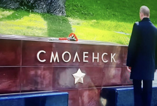 Владимир Путин возложил цветы к стеле города-героя Смоленска в Александровском саду