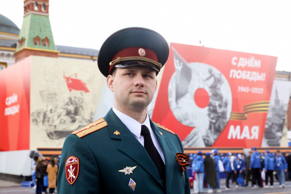 Ставший победителем Диктанта Победы смоленский росгвардеец побывал на Параде на Красной Площади