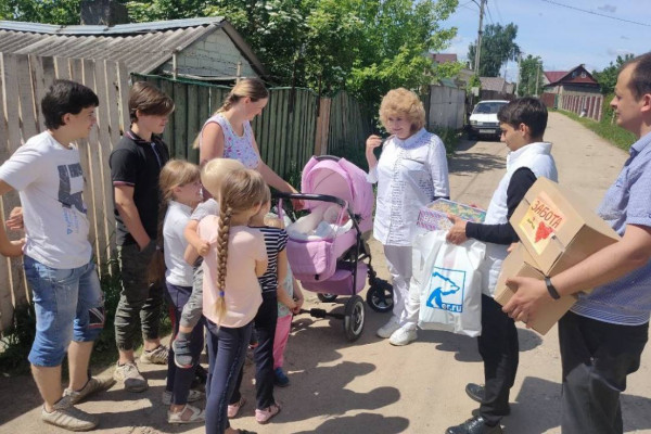 Активисты акции «Забота» навестили маму девятерых детей