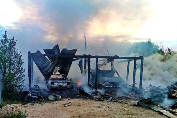 В селе Новодугино полностью сгорели гараж и два немецких автомобиля
