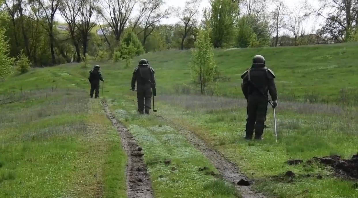 Российские военные ведут разминирование освобожденных населенных пунктов Харьковской области