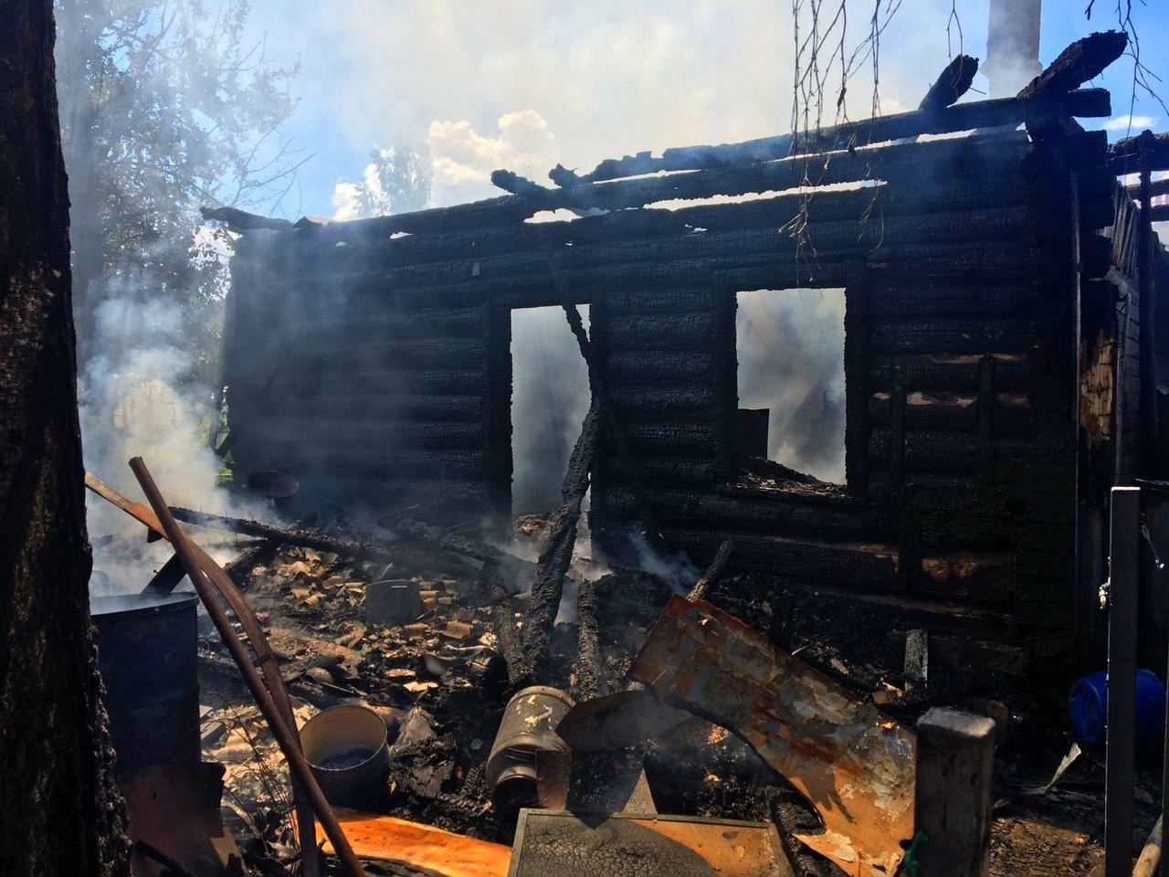 В деревне Екимовичи Рославльского района сгорел двухквартирный жилой дом