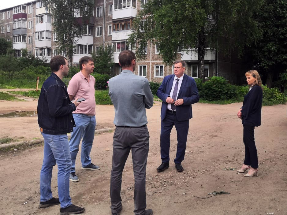 В Смоленске депутаты горсовета встретились с жителями на ждущих капремонта проездах