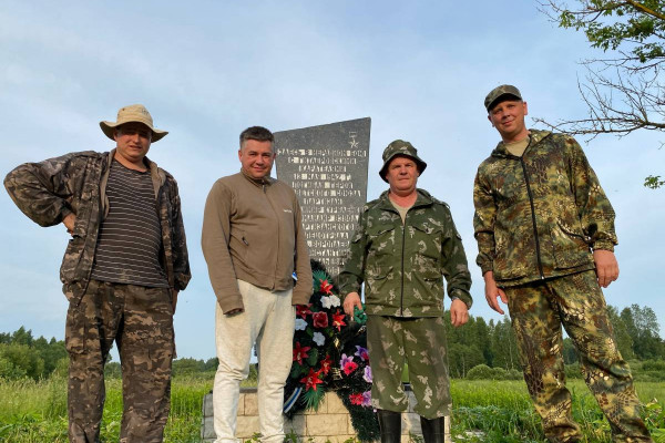 В Смоленском районе единороссы навели порядок у памятника партизану Володе Куриленко