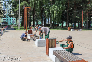 В городских парках Смоленска ремонтируют и красят лавочки