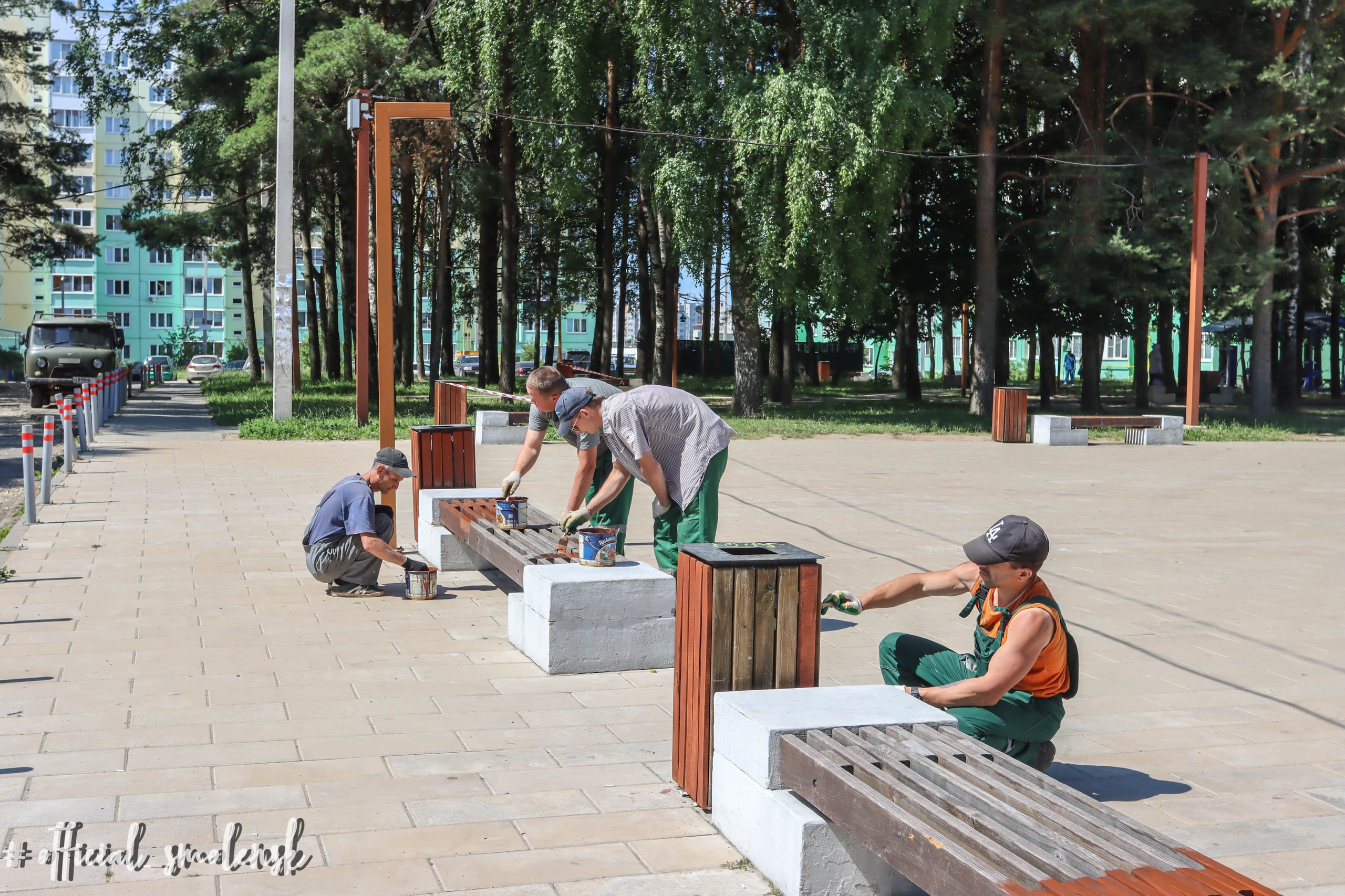 В городских парках Смоленска ремонтируют и красят лавочки