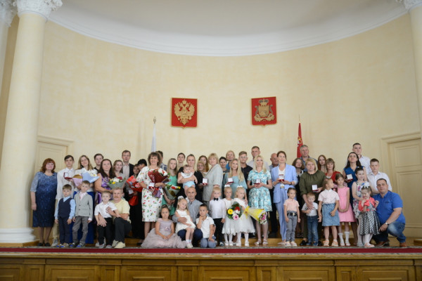 15 многодетных матерей Смоленской области наградили почетным знаком «Материнская слава»