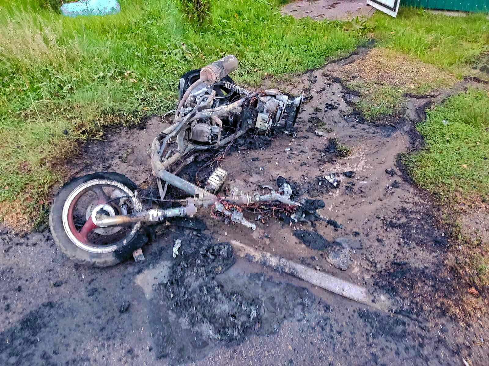 На окраине города Демидов на ходу загорелся скутер