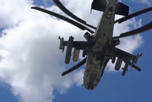 Минобороны показало кадры уничтожения бронетехники ВСУ ударными вертолетами Ка-52