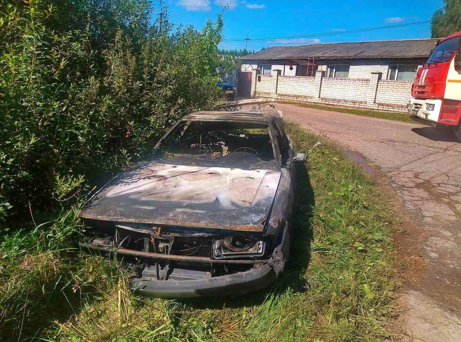 В Рославле сгорел вспыхнувший в гараже немецкий седан