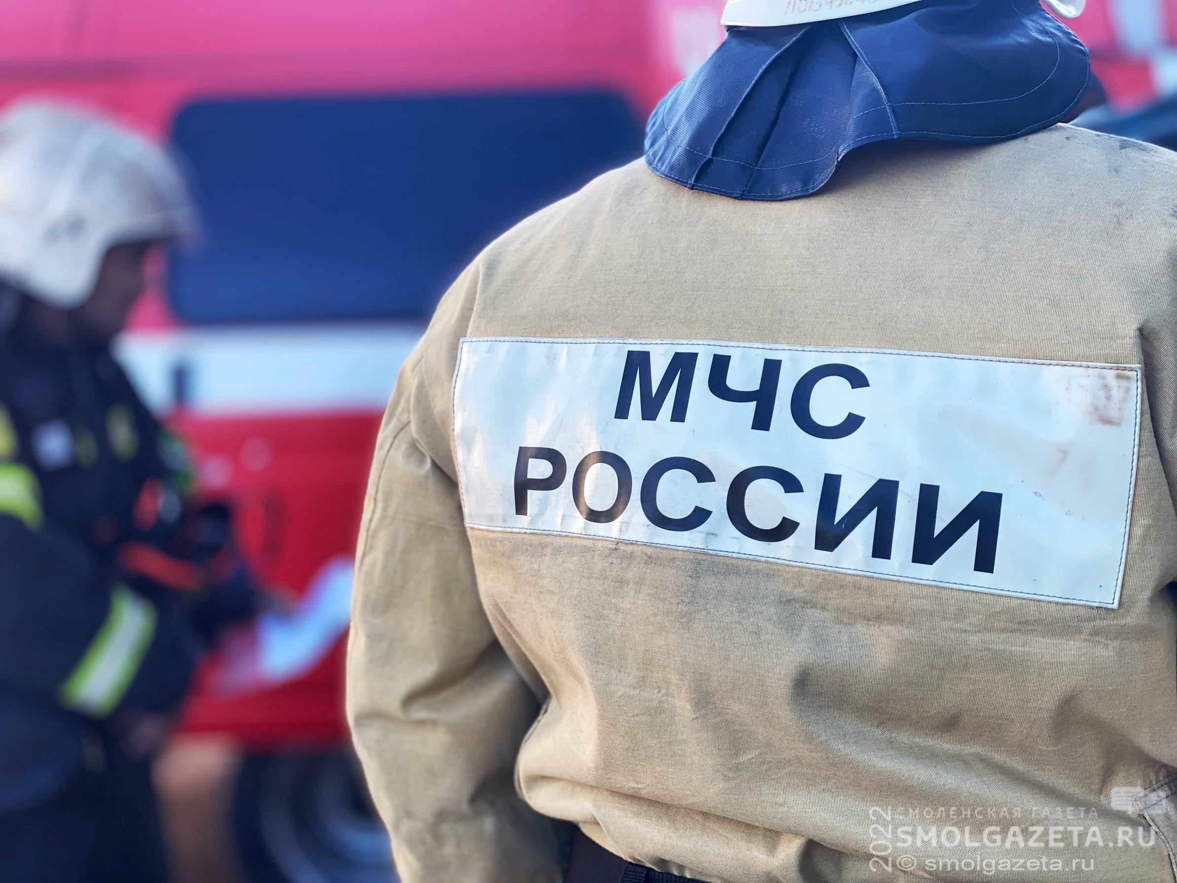 Пожарные спасли мужчину из горящей квартиры в Смоленске