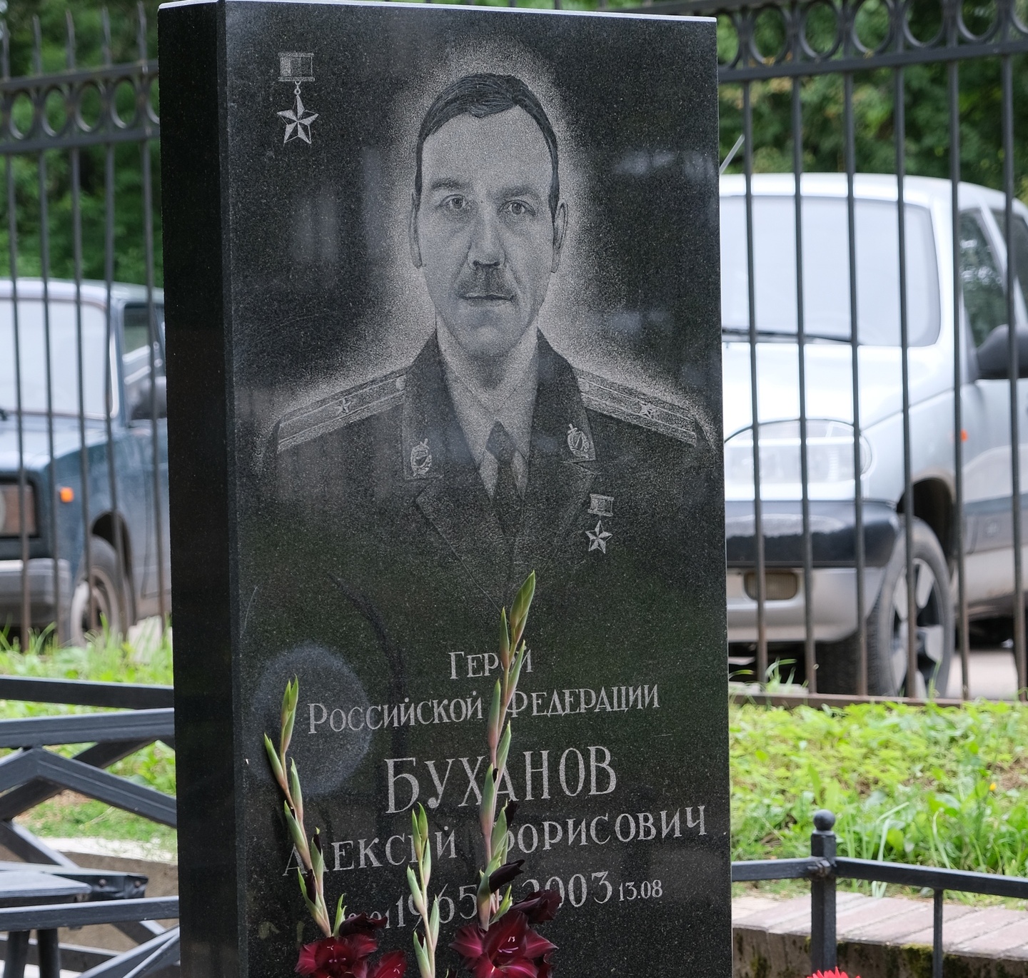Росгвардейцы Смоленской области почтили память Героя России Алексея Буханова