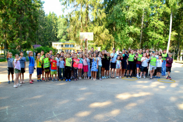 В Смоленской области дети, отдыхающие в лагере, приняли участие в «Зарядке со стражем порядка»
