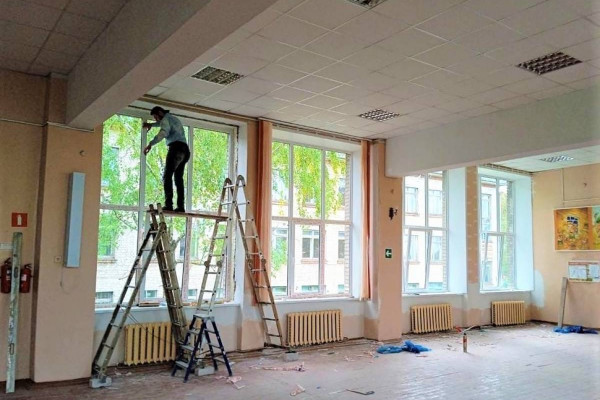Школе Смоленска выделили полмиллиона на новые окна