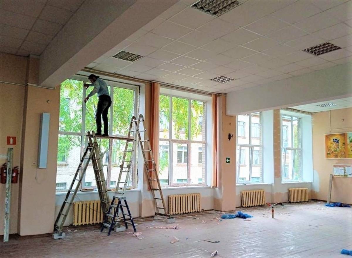 Школе Смоленска выделили полмиллиона на новые окна