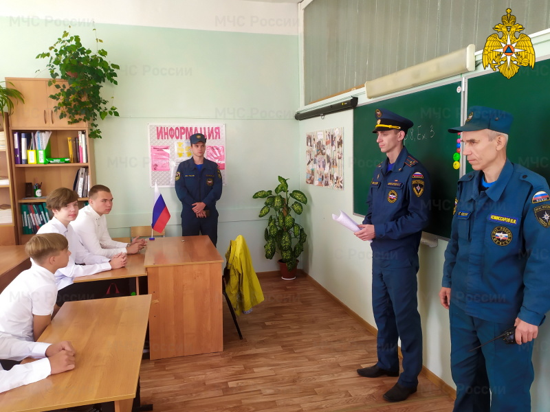 В Смоленской области сотрудники МЧС проводят открытые уроки по ОБЖ