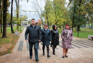 В Смоленске единороссы проверили состояние скверов, благоустроенных по партпроекту «Городская среда»