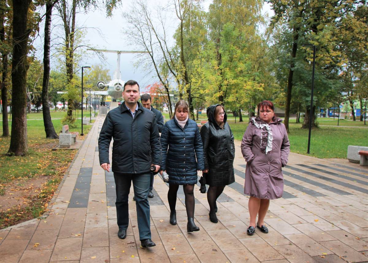 В Смоленске единороссы проверили состояние скверов, благоустроенных по партпроекту «Городская среда»