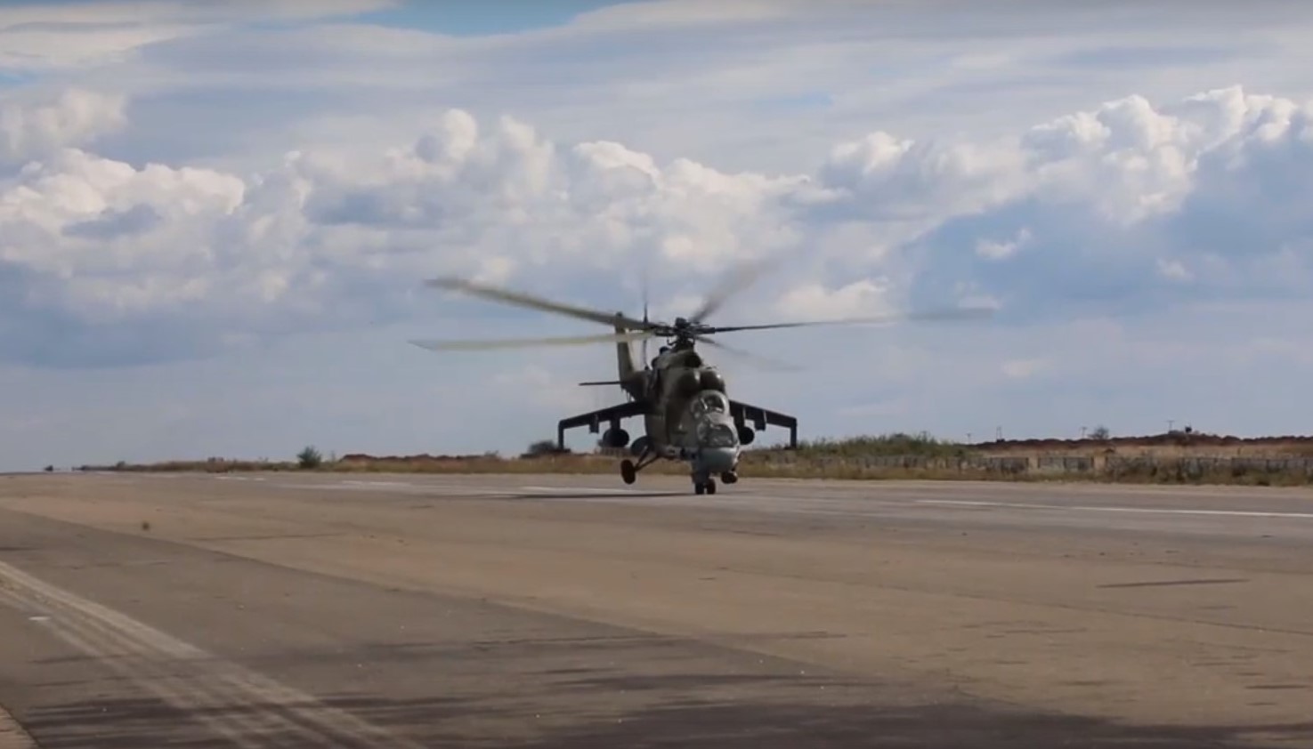 В Минобороны РФ показали кадры боевой работы экипажей вертолетов Ми-28 и Ми-24