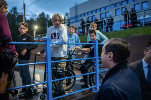 В Смоленске губернатор Алексей Островский проинспектировал новый скейт-парк 