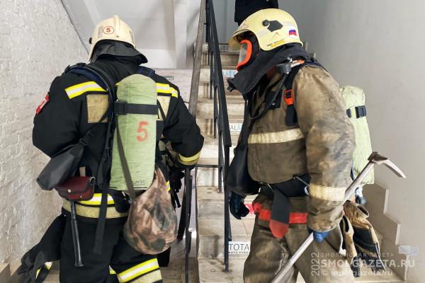 Загоревшийся диван собрал пожарных у девятиэтажки в Гагарине