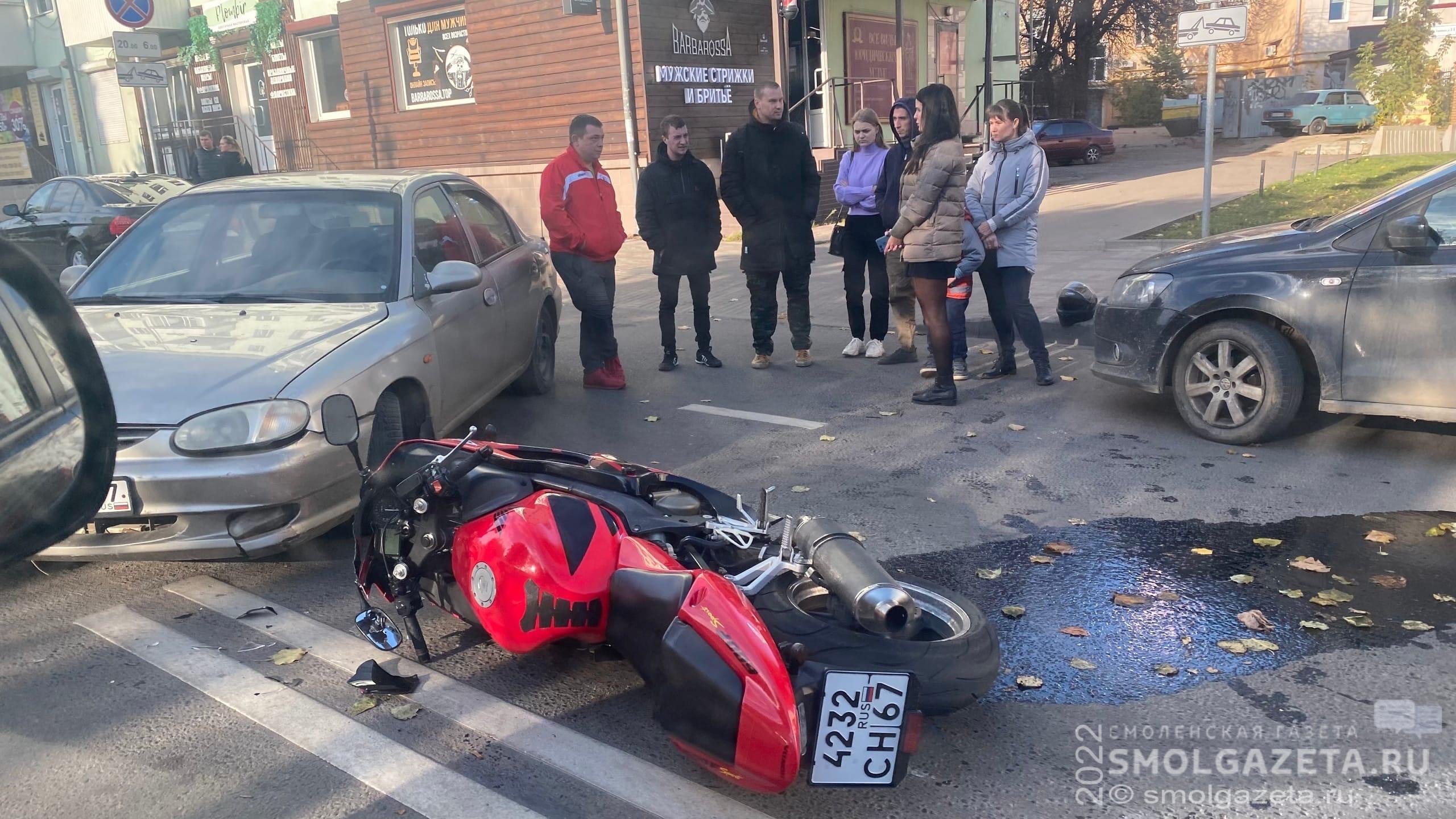 В Смоленске на улице Глинки произошло ДТП с участием автомобиля KIA и мотоцикла Honda