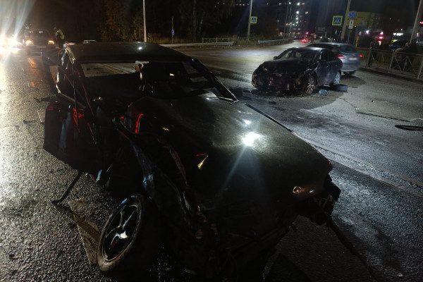 В Смоленске произошло лобовое столкновение автомобилей Mazda и «ВАЗ 21140»