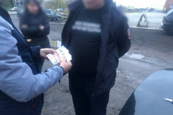 В Смоленске сотрудник ГИБДД попался на взятке