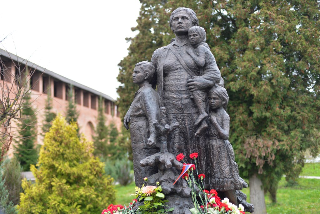 В Смоленске торжественно открыли памятник смоленским партизанам – участникам операции «Дети»