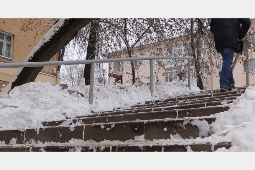 В Смоленске лестницы чистят от снега