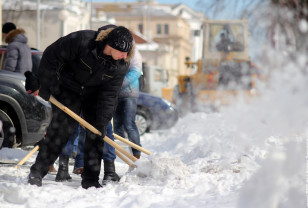 В Смоленске проходят субботники по очистке снега у социально-значимых объектов