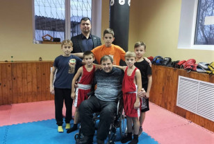 Депутат горсовета Смоленска помог инвалиду получить статус тренера по боксу
