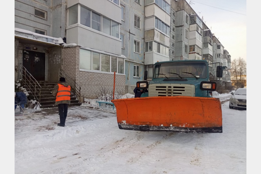 В Смоленске продолжается масштабная уборка снега