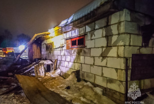 В Смоленской области несколько часов тушили полыхающие баню, сарай и гараж