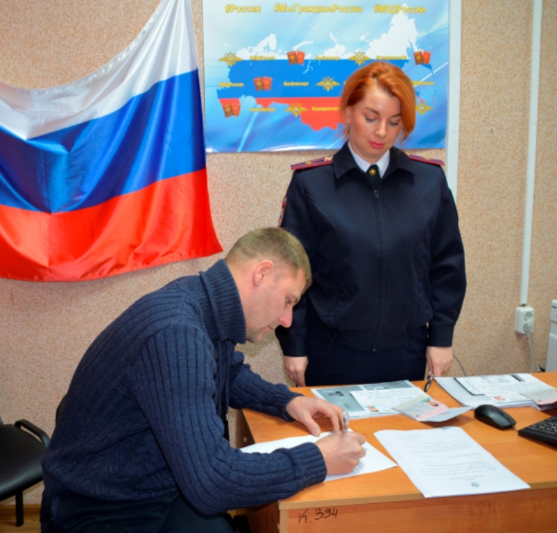 В Смоленске вручили российские паспорта прибывшим из Донецкой и Луганской народных республик