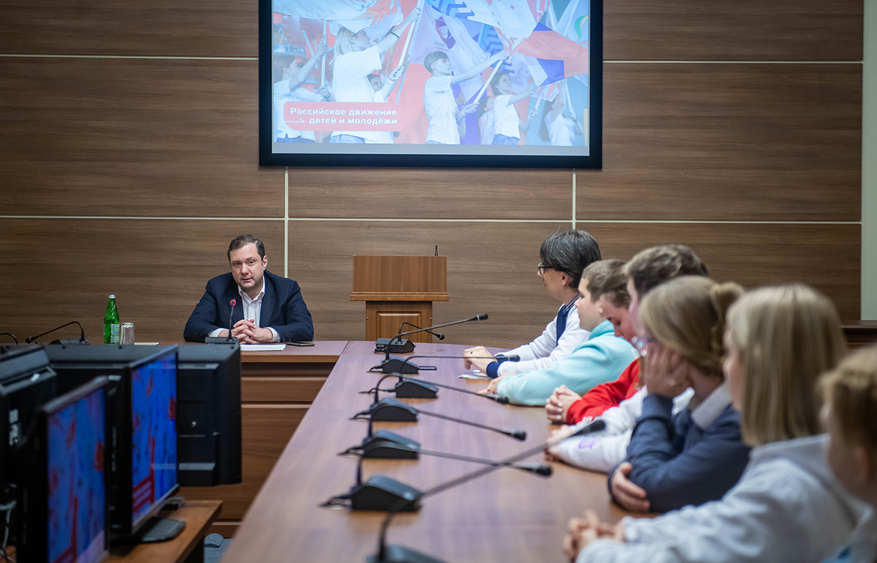 Губернатор провел встречу с делегатами I Съезда Российского движения детей и молодежи